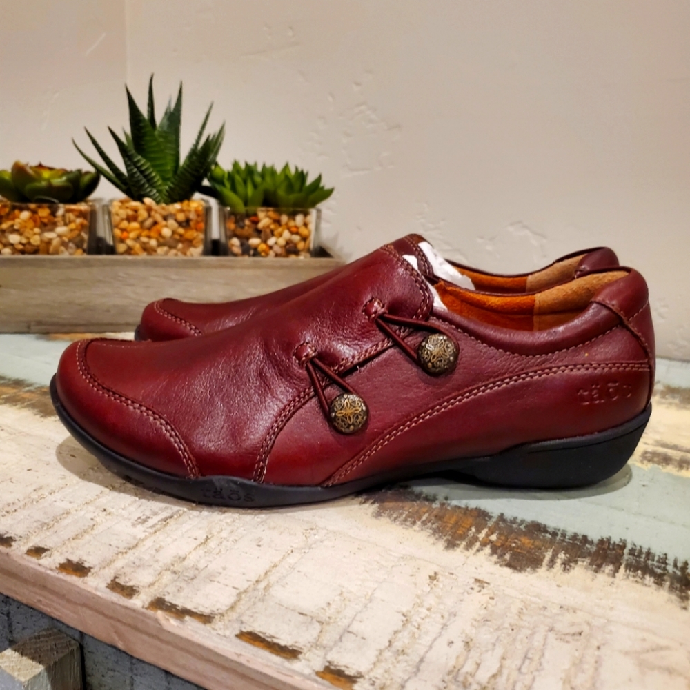 TAOS BOOTIES. DARK BROWN. SIZE 6.5. NEVER WORN.